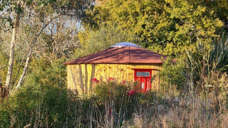 yourte intérieure en pleine nature